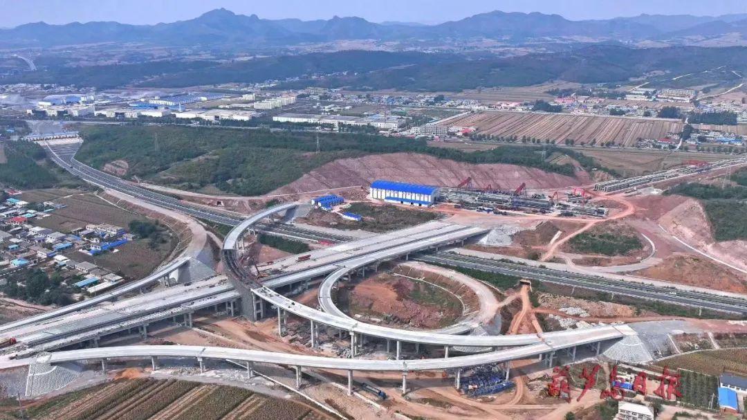 凌綏高速建昌樞紐互通工程施工現(xiàn)場。田嘉 攝