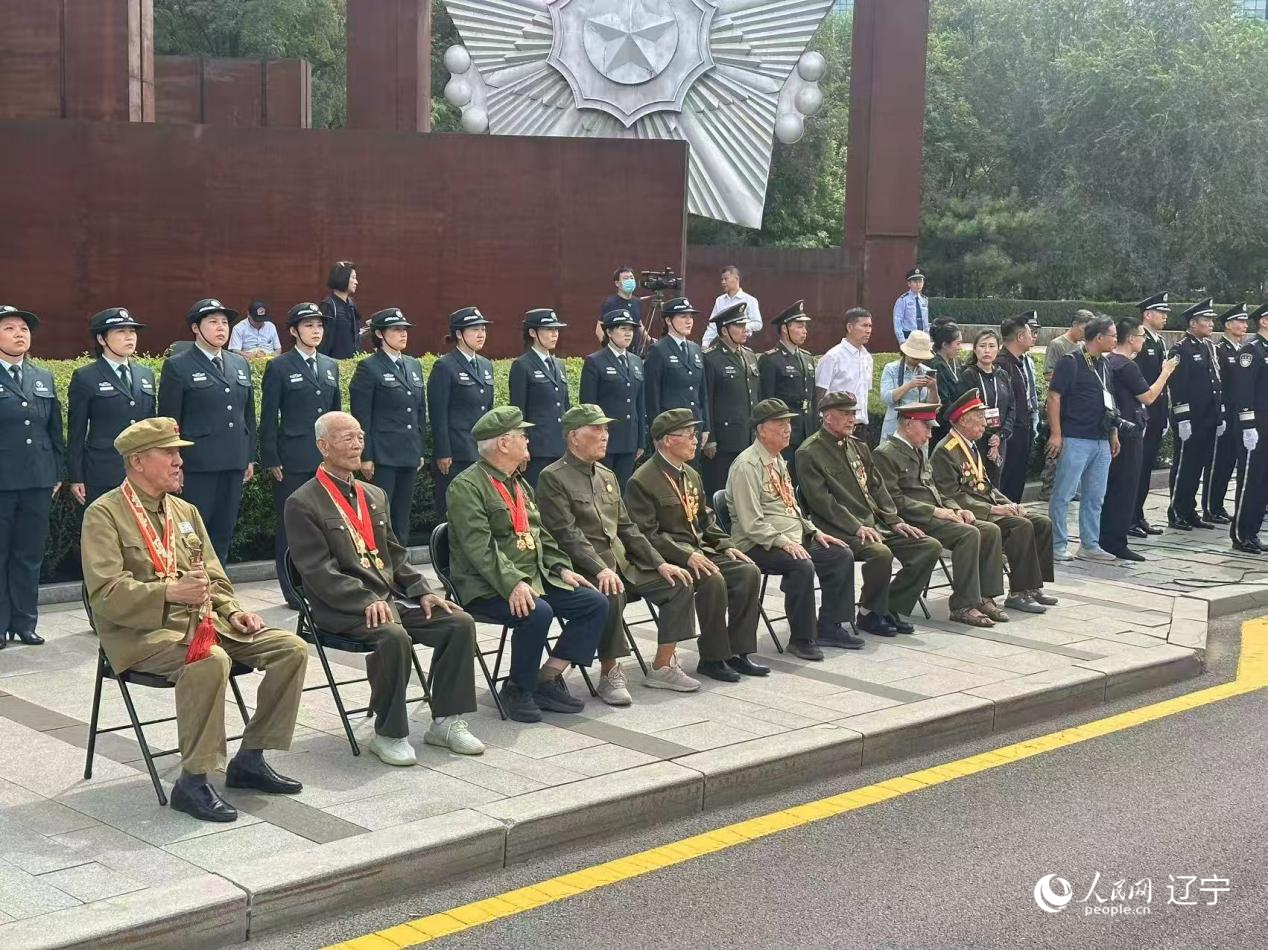 沈陽抗美援朝烈士陵園門前,志愿軍老戰士等候戰友的歸隊。人民網記者 周頌雪攝